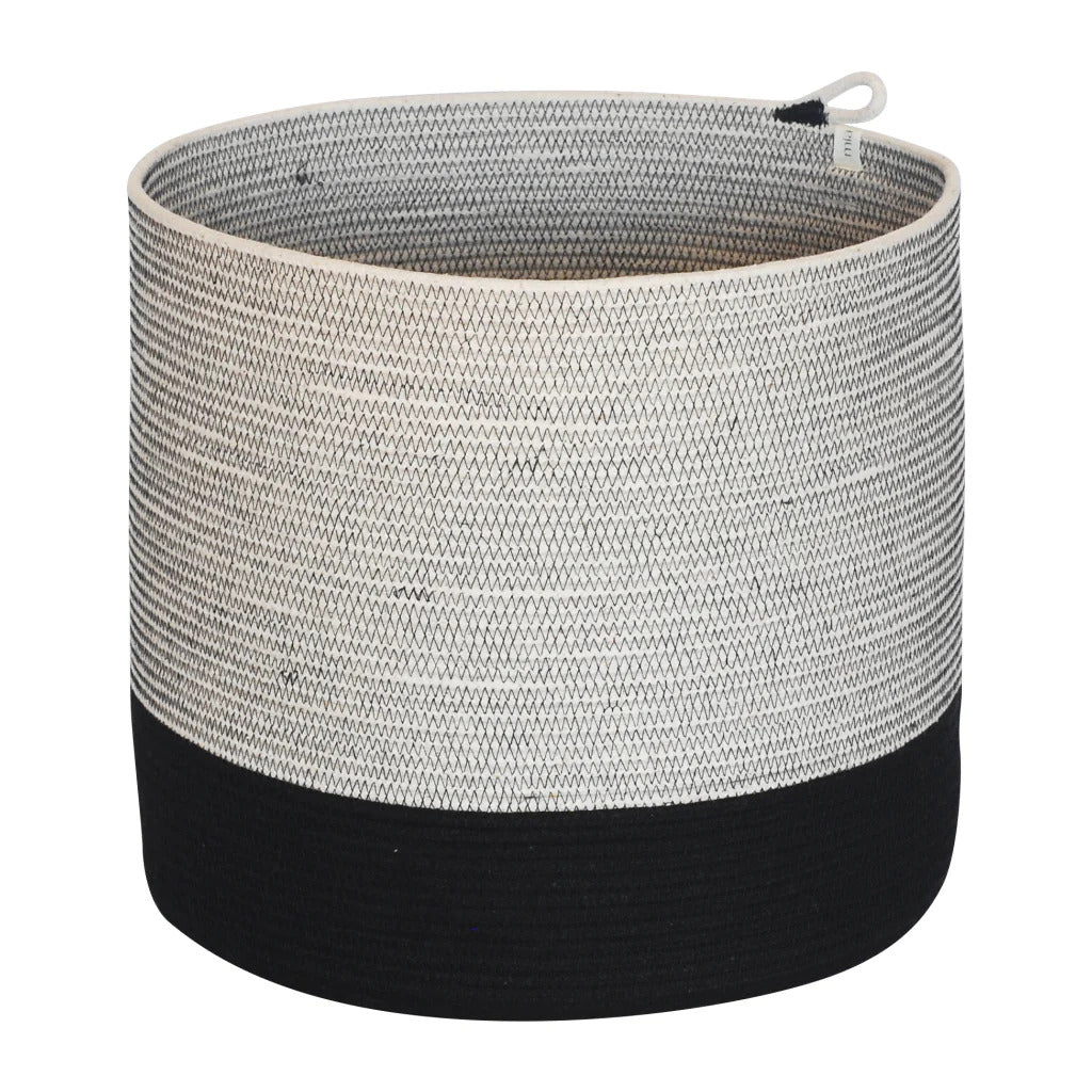 Basket with rope handle