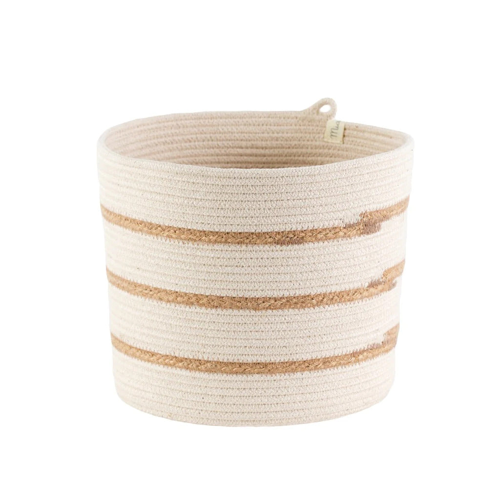 Basket with rope handle