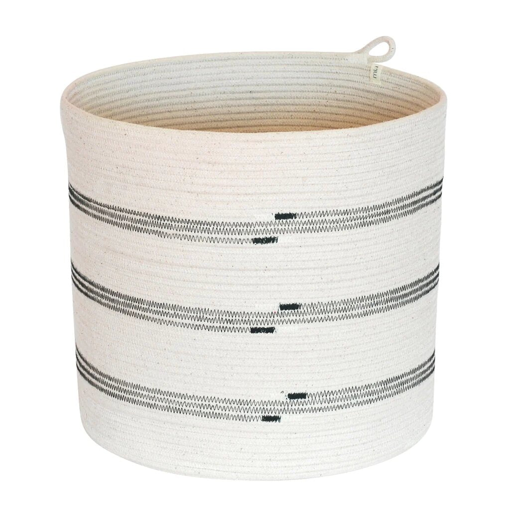 Basket with rope handle