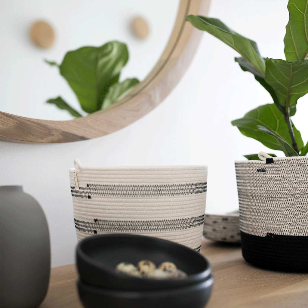 Basket with rope handle