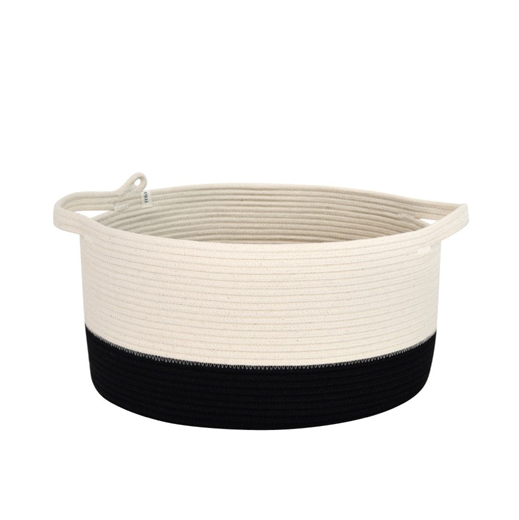 Basket with rope handle